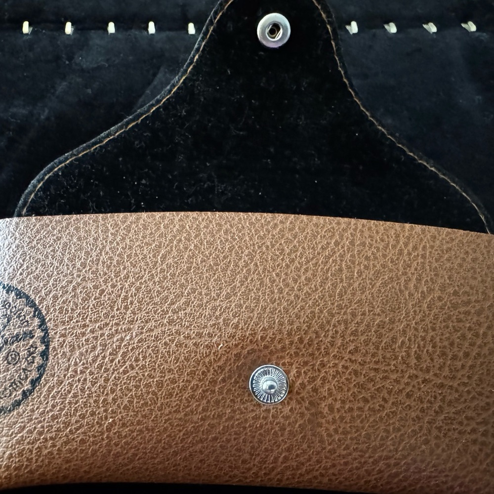 RayBan Case brown snap
Closure - Picture 3 of 3